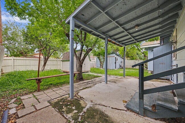 Building Photo - SPACIOUS! LOCATION!