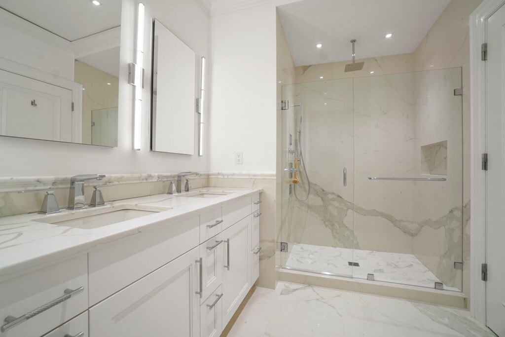 Building Photo - 32 Derne St