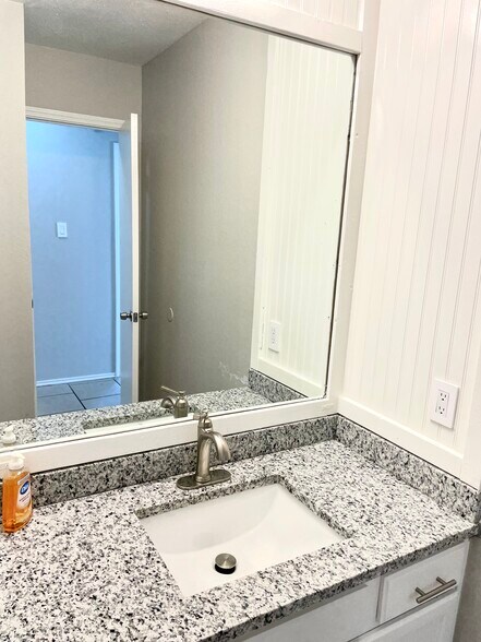 Building Photo - 13030 Quail Dr