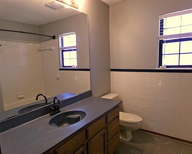 Building Photo - 1913 Killarney Dr