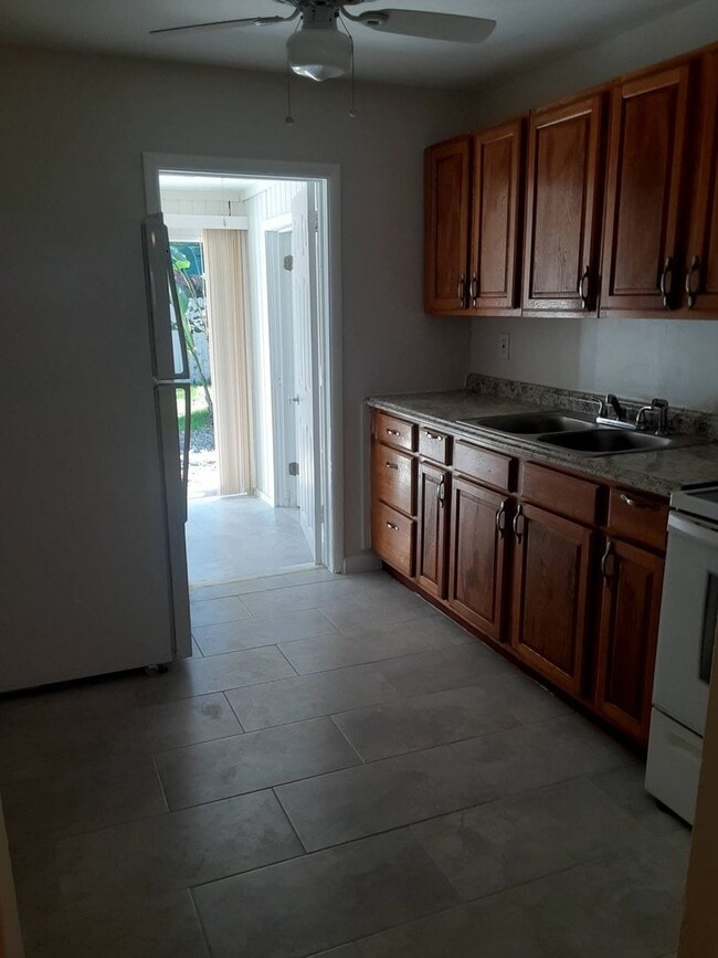 Building Photo - Charming 2/1 Single Family Home with large...
