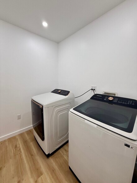 Building Photo - 3260 Reservoir Oval E