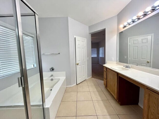 Building Photo - Charming Single Story 3 Bedroom Home