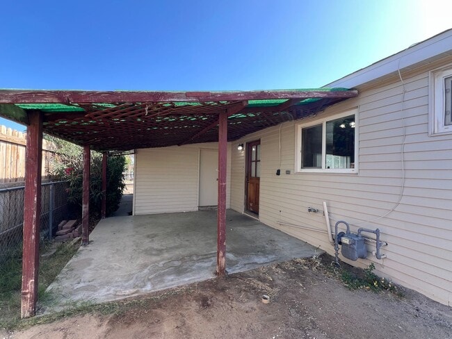 Building Photo - 3 Bedroom 2 Bathroom House Located Near Ca...
