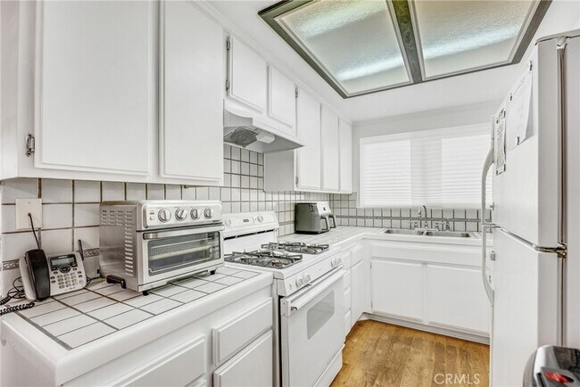 Building Photo - 878 W Sierra Madre Ave