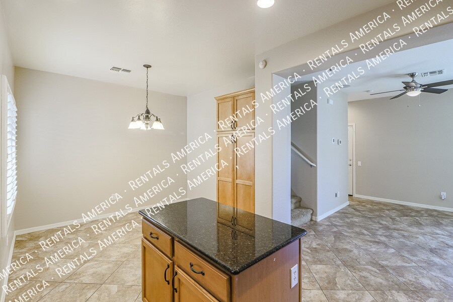 Building Photo - 3625 E Zachary Dr
