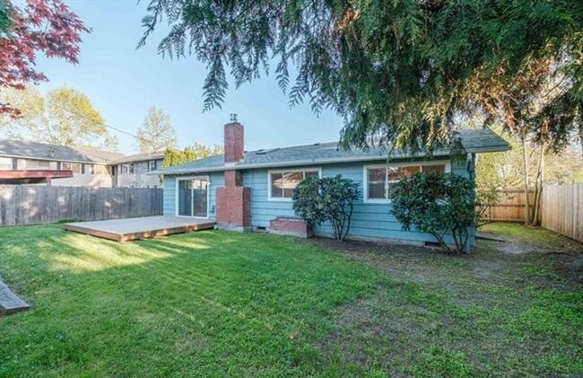 Building Photo - Charming One-Level Home with Private Yard ...