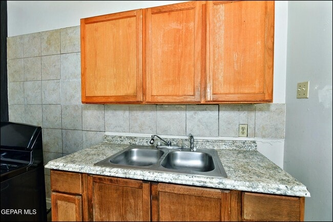 Building Photo - 2526 Yandell Dr