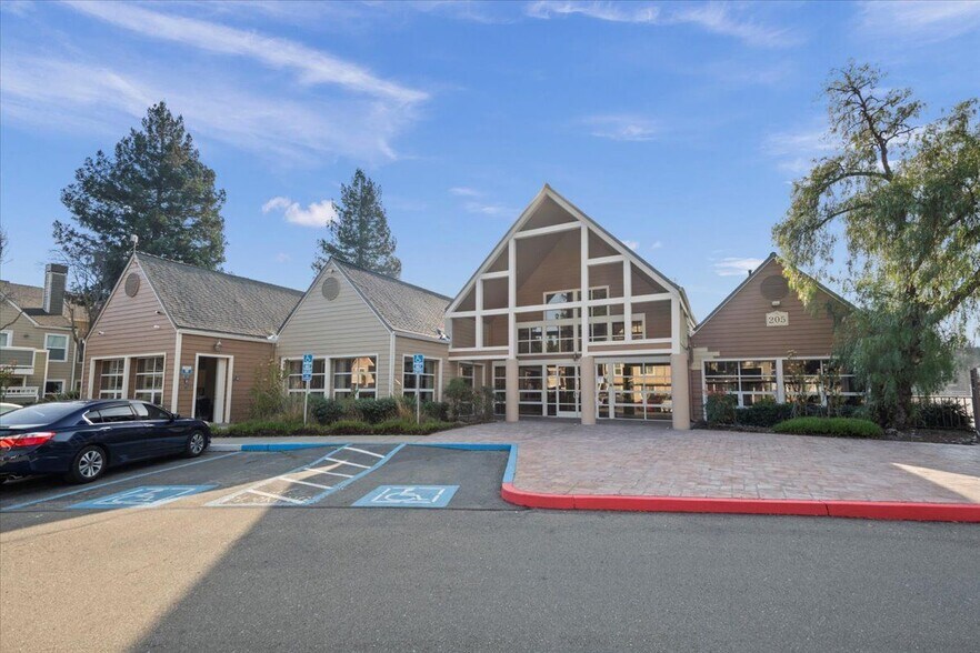 Building Photo - 215 Reflections Dr