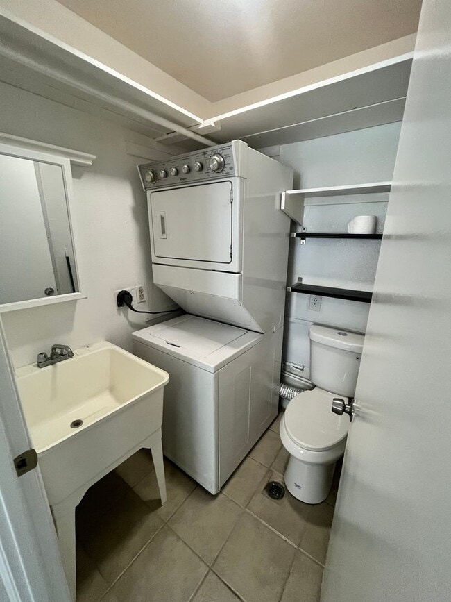 Building Photo - 3 bedroom - 1.5 bathroom single level