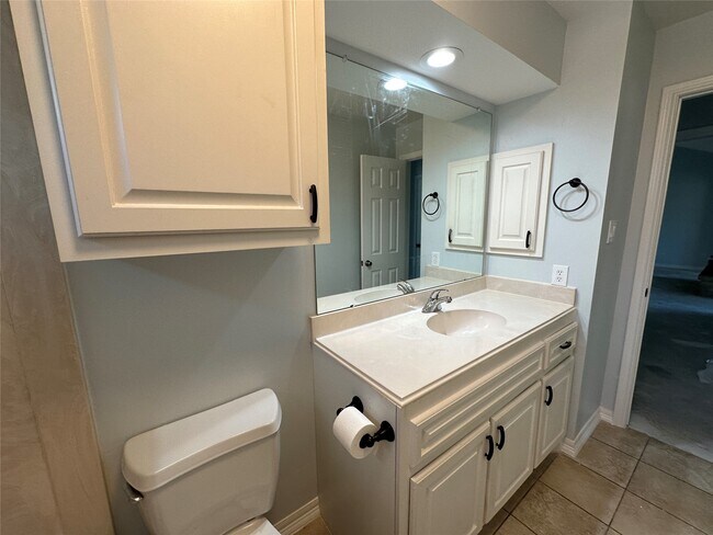 Building Photo - 15711 4 Leaf Dr