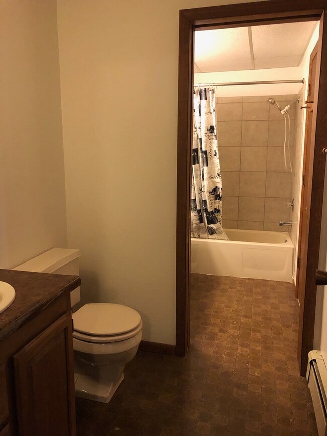Building Photo - Large 3 Bed, 2 1/2 Bath, 2 Car Garage in North Pole!