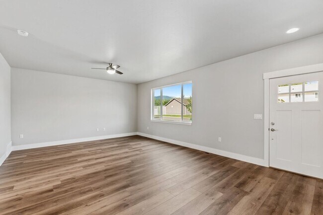 Building Photo - 3 bedroom, 2.5 bath townhome, minutes from downtown Whitefish