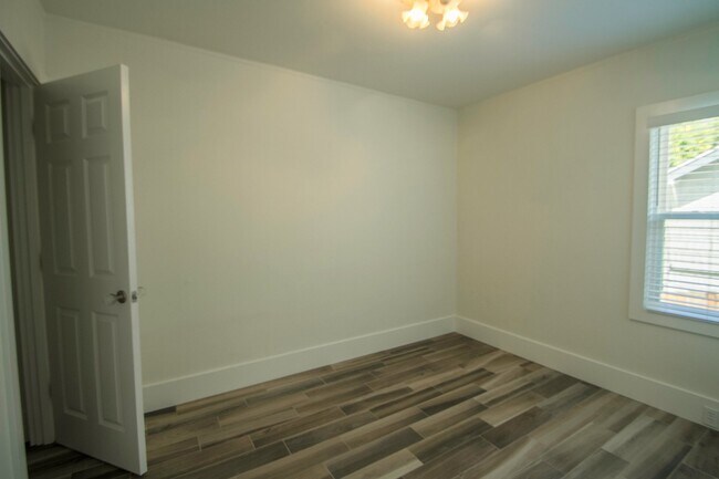 Building Photo - Cute as a Button Roosevelt Craftsman - Available Now!