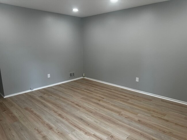Building Photo - 3 Bedroom Home In Harper Woods HALF OFF FI...