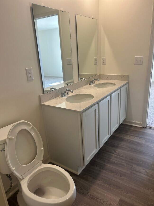 Building Photo - Brand New End-Unit Townhome in Newton!