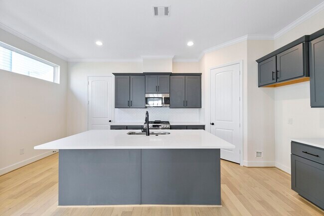 Building Photo - 946 Judiway St