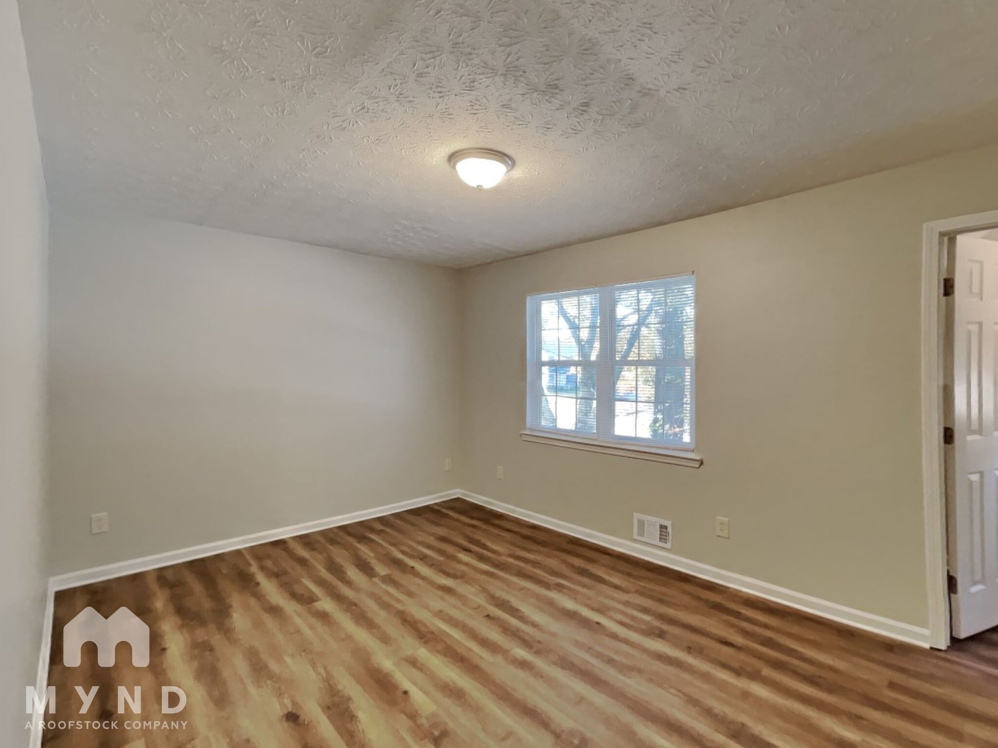 Building Photo - 3050 Brook Hollow Dr