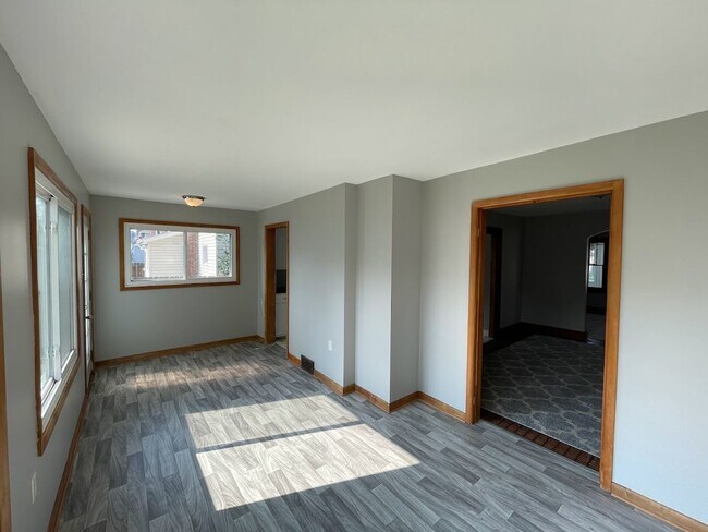 Building Photo - Three bedroom 1 1/2 bathroom home for rent