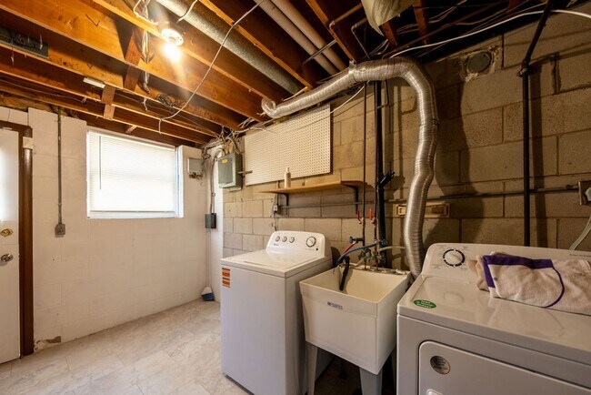 Building Photo - Recently-renovated home perfect for family