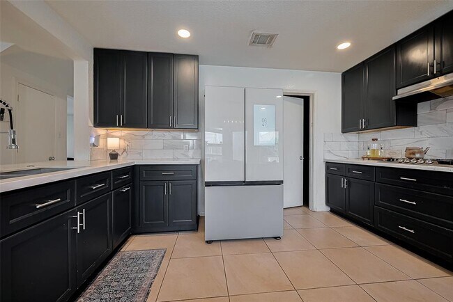 Building Photo - 15214 Mission Forest Dr
