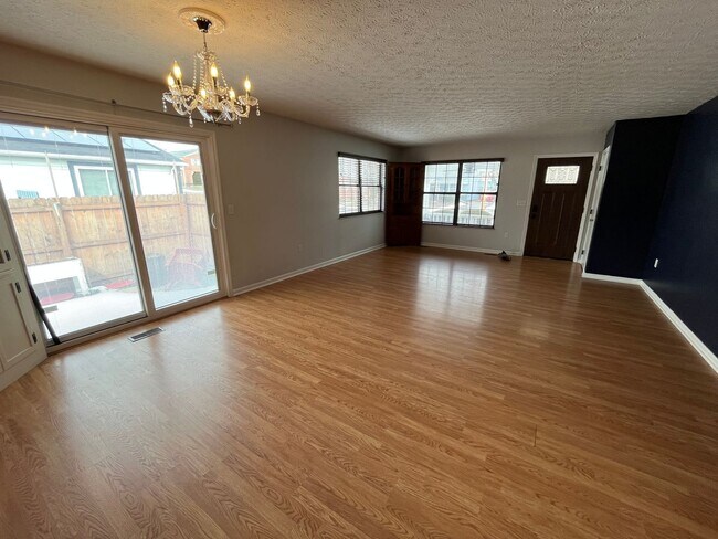 Building Photo - Fantastic 3 bedroom 2 bathroom single family home Johnstown