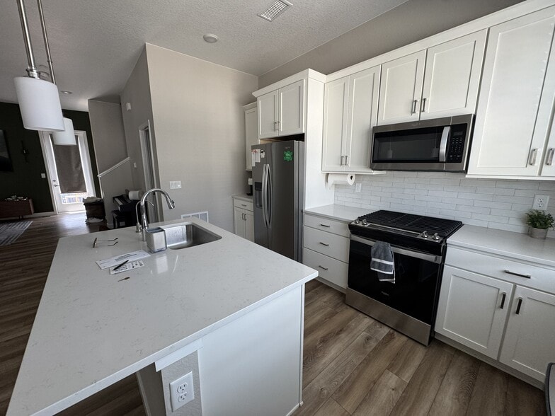 Building Photo - 1566 W 67th Dr