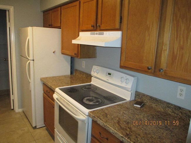 Building Photo - 7400 Bellerive Dr