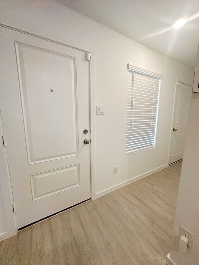 Building Photo - Stunning 3 Bed 2 Bath home for Rent