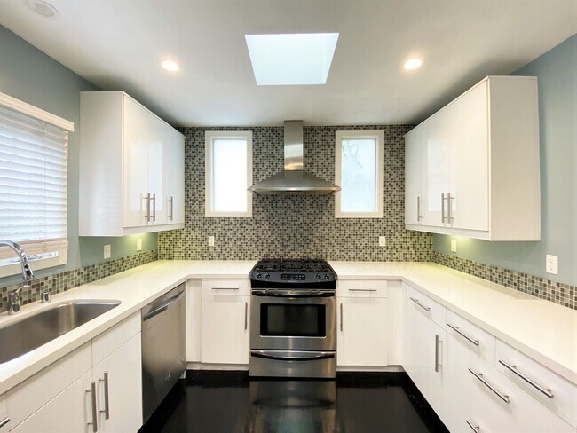 Building Photo - Luxury Bungalow on West Knoll in the Heart of West Hollywood