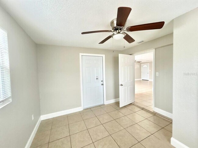 Building Photo - 3323 Fairmount Dr