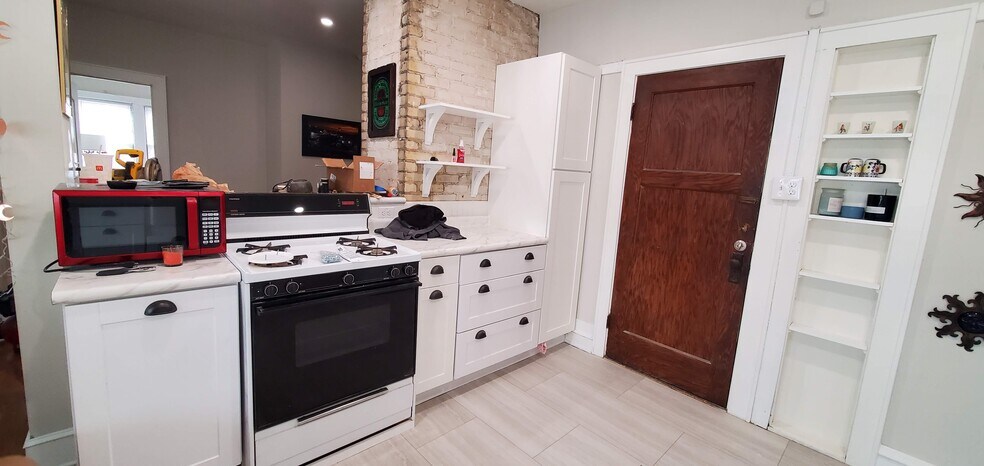 Building Photo - 1013 E Center St