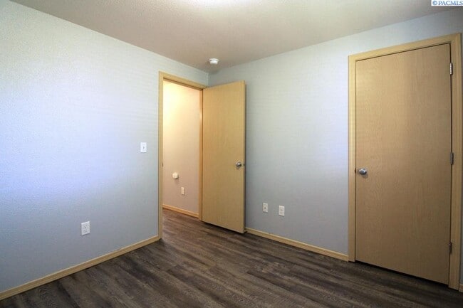 Building Photo - 3 bed, 2 bath Rambler w/ an Office in West...