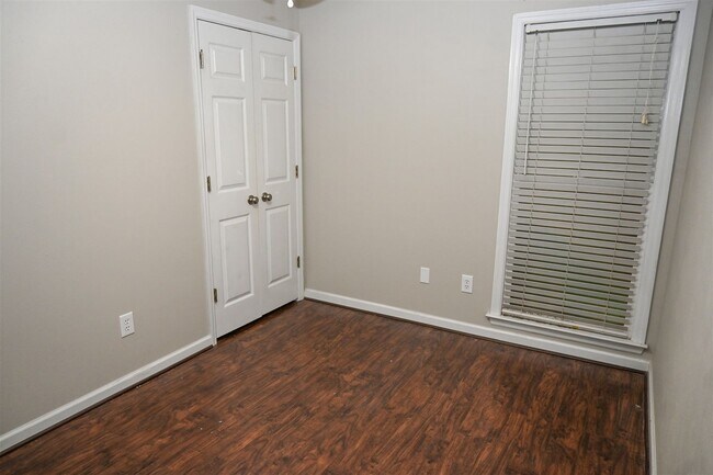 Building Photo - 332 W Pine Dr