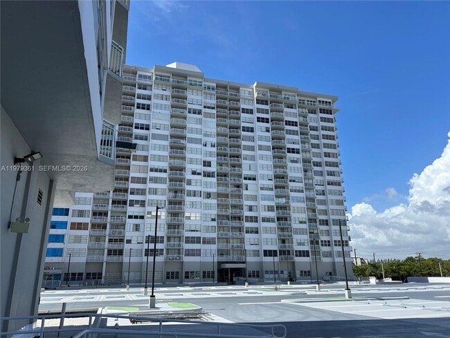 Building Photo - 18031 Biscayne Blvd