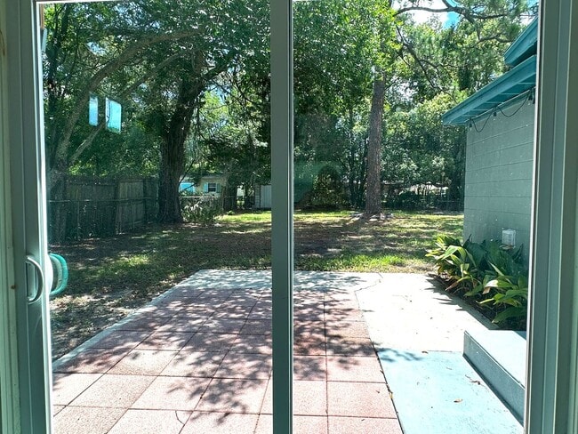 Building Photo - On Island, Close to Historic District & Be...