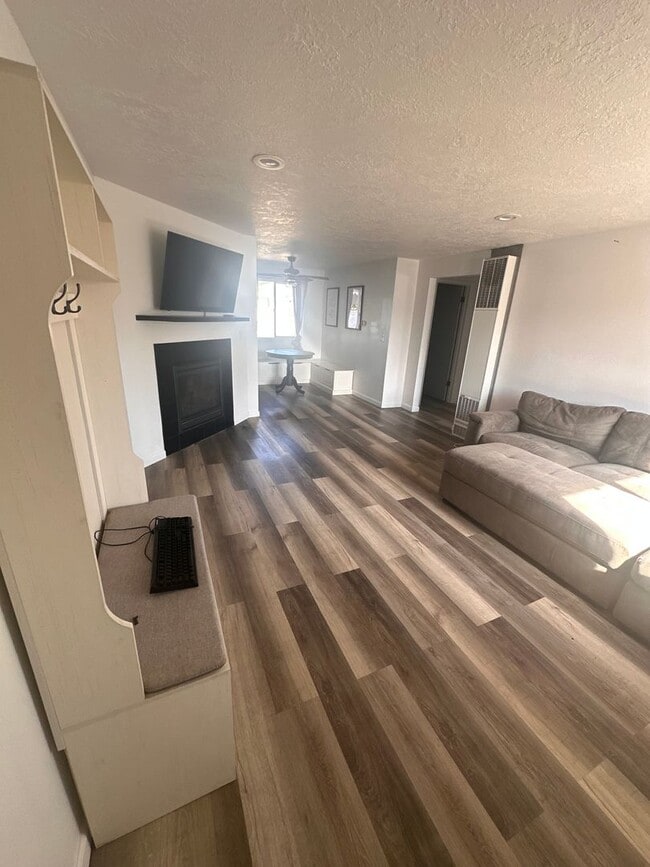 Building Photo - Charming Duplex in Desirable Neighborhood