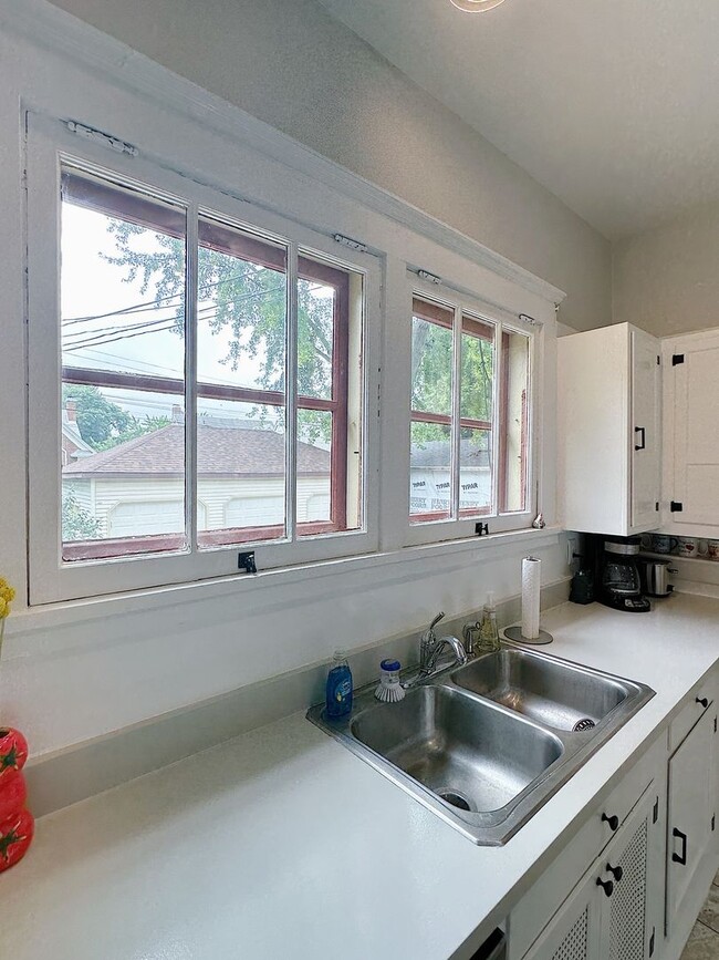 Building Photo - Charming Furnished 3BR/2BA Duplex in Histo...