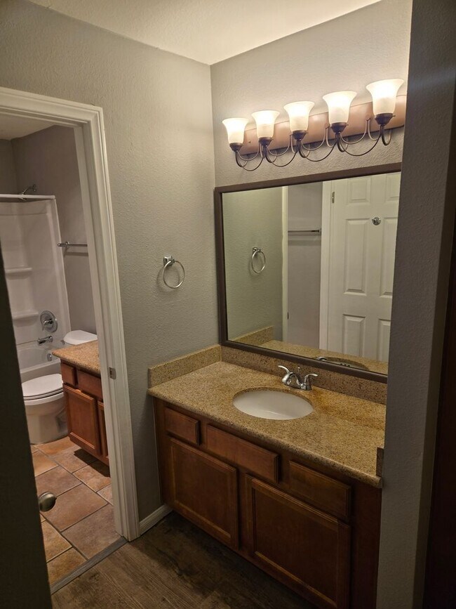 Building Photo - 2 Bedroom 1 Bathroom Condo