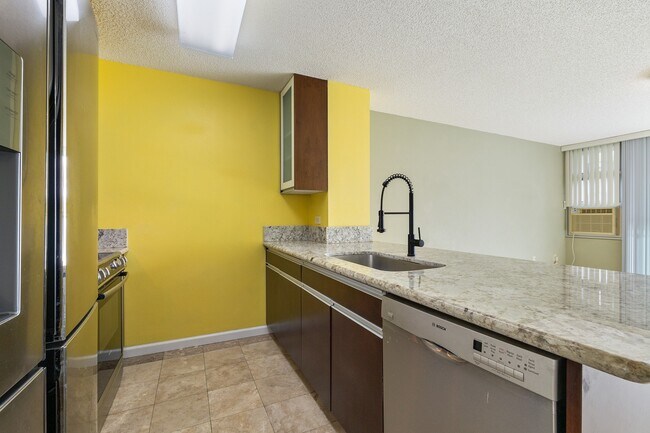 Building Photo - 2 Bed / 1.5 Bath Condo with 2 Parking Salt...