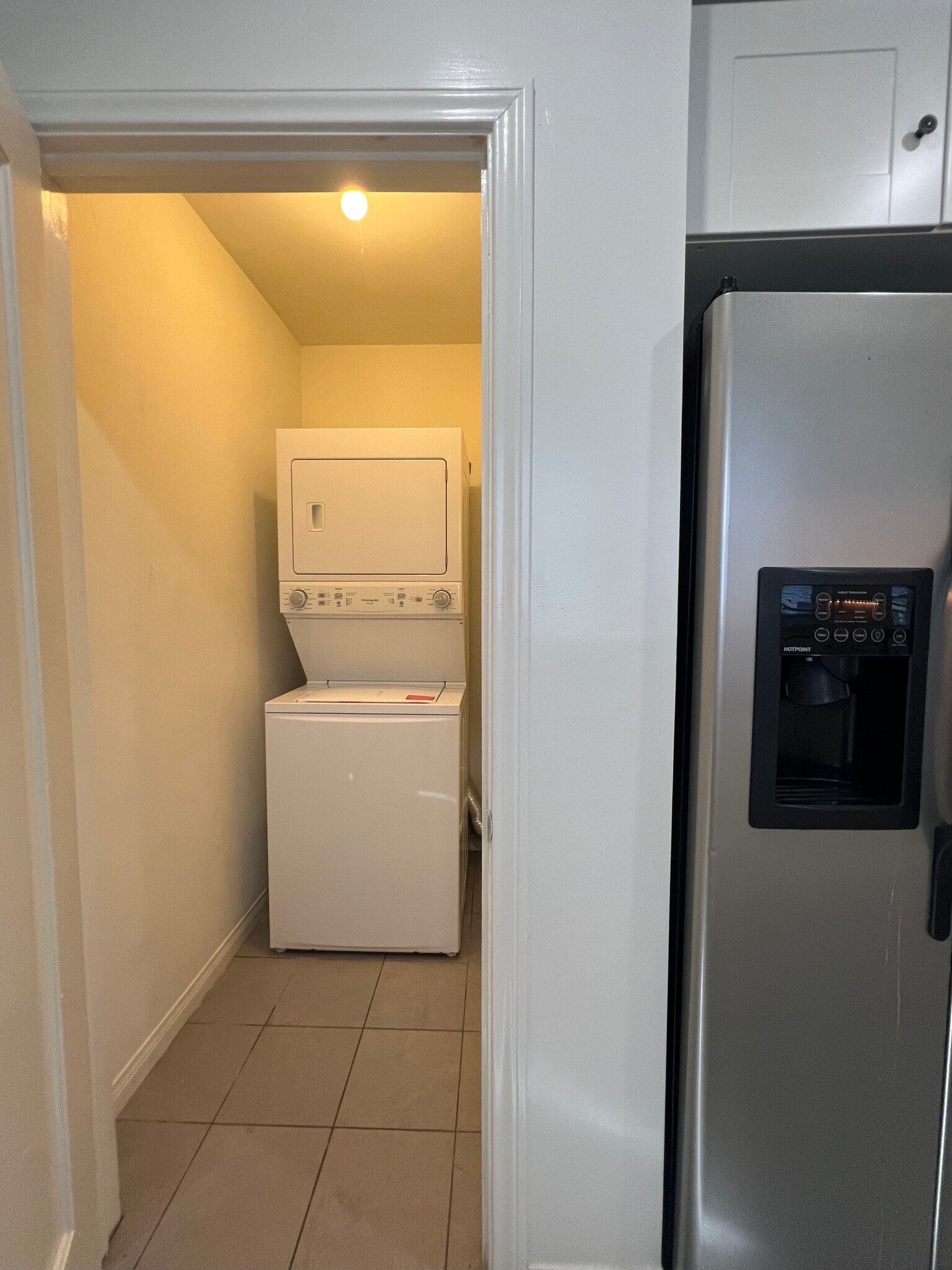 In-unit washer & drier - 1152 N Sycamore Ave