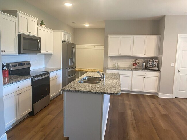 Building Photo - 3 Bed/3 Bath with 2 Bonus Rooms!!!
