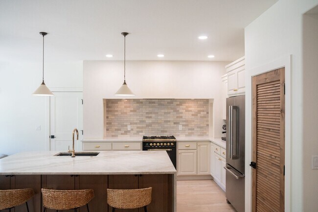 Building Photo - Newly Professionally Designed Home Westsid...