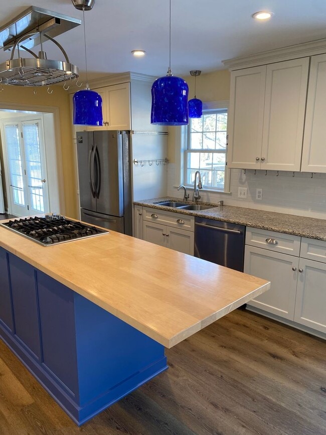 Building Photo - Stunning 3 Bedroom Home with Barn and Over 3 Acres!