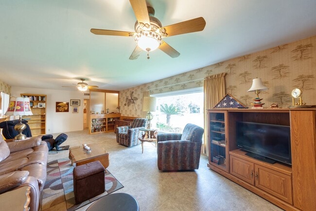 Building Photo - Lovely 3 bedroom Home!