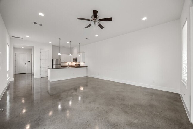 Building Photo - 215 San Salvador Ave