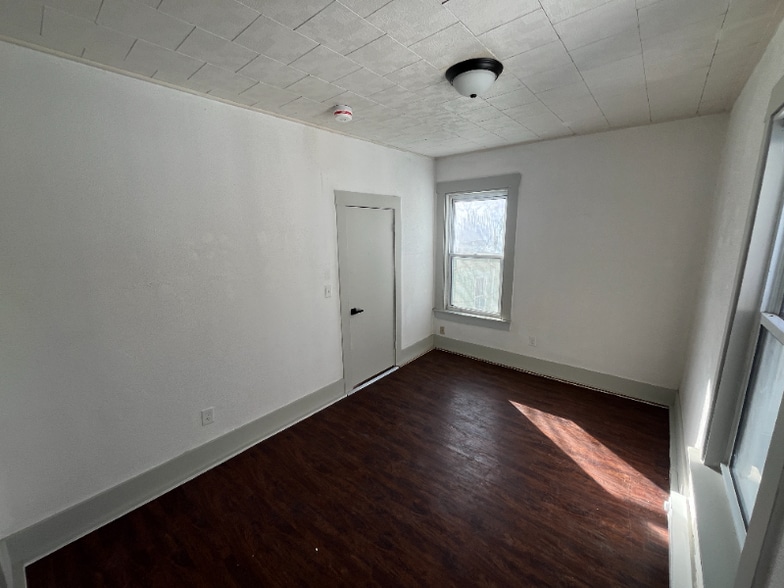 Building Photo - 40 Garnet St