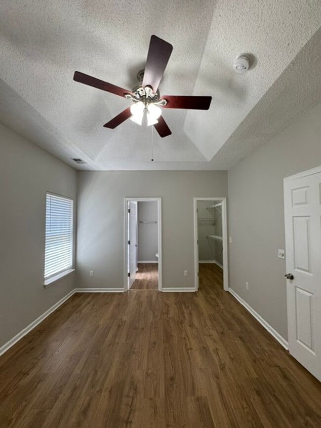 Building Photo - This 1.5  story, all brick, 3 bedroom, 2 bath, Bonus room upstairs & a 2 car garage with great st...
