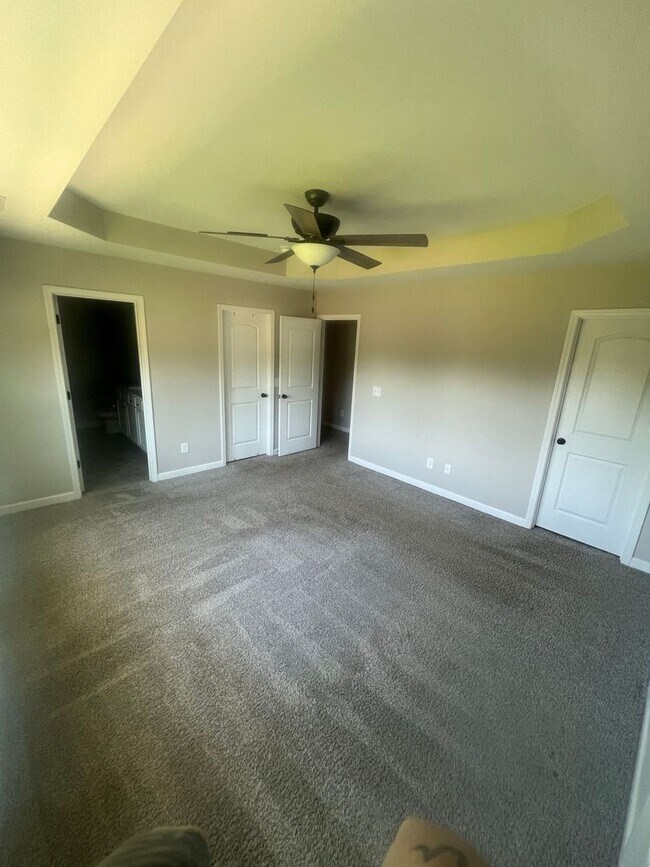 Building Photo - 303 Breezeway Dr