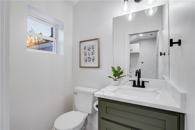 Building Photo - 319 S College Ave